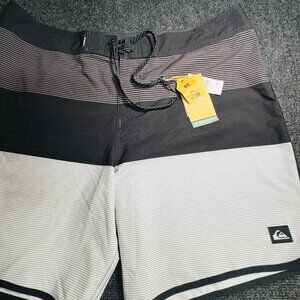 Quicksilver (NWT) Performance Board Shorts (Scallop Fit 19") – Size 38 Waist